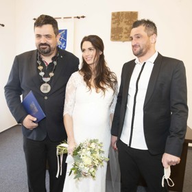 Martina Fenina a Beatu oddával starosta Řeporyjí Pavel Novotný.