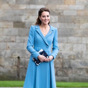 Naproti tomu klasická modrá znamená vážnost a loajalitu. Kate ji oblékla dva měsíce poté, co její švagr, princ Harry, pomluvil královskou rodinu v rozhovoru s Oprah Winfrey.