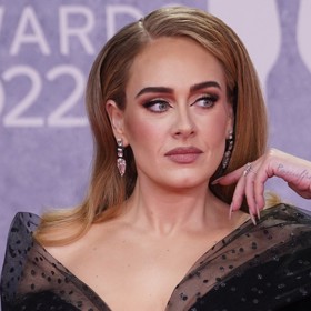 Adele dostala před rokem od Paula luxusní zásnubní prsten s osmikarátovým diamantem vybroušeným do tvaru hrušky.