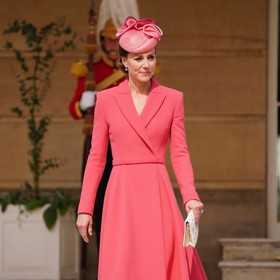 Korálová, to je barva zábavy a touhy se družit. Kate ji oblékla v květnu 2022 na zahradní party v Buckinghamském paláci, která se konala po dvouleté pauze způsobené covidem.