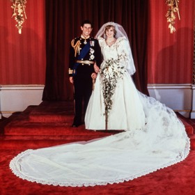 Dianiny svatební šaty patří k těm několika ikonickým, na které celý svět vzpomíná dodnes.