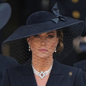 Sice platí za módní ikonu, bývalé šéfce Vogue Carine Roitfeld se ale Kate Middleton nezavděčila. Vyčítá jí, že málo nosí černou, používá příliš světlé oční linky a neumí se odvázat. Černá je přitom podle královského protokolu barvou smutku a členové rodiny ji oblékají jen v případě, že někdo z nich zemře. Jako Kate na pohřbu královny Alžběty II. v září loňského roku.