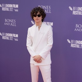 Vkus sedmadvacetiletého amerického herce definuje i novátorský způsob oblékání klasického obleku či smokingu. Večerní a slavnostní varianty dovede obléci na holé tělo a v kombinaci s netradiční volbou obuvi. Přesto neustupuje ze zadání dress codu, vždy vypadá dokonale.