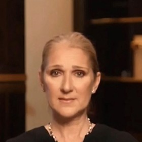 Kanadská zpěvačka Céline Dion loni v prosinci oznámila, že trpí Stiff Person Syndromem, tedy vzácným neurologickým onemocněním, které dělá z lidí živé sochy.