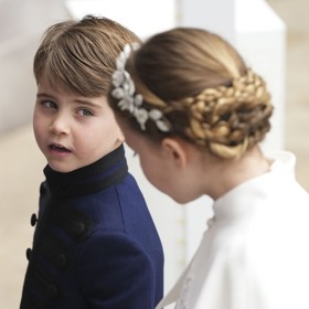 Dokázala to mimo jiné na květnové korunovaci svého dědečka Karla III., kam dorazila nejen krásně oblečená, ale také se celou dobu chovala způsobně a starala se o poněkud rozverného brášku Louise.