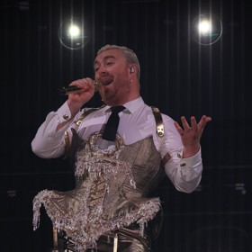 Sam Smith se rád obléká do podivných oblečků.