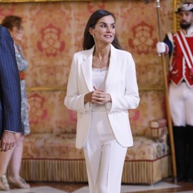 Nosí ho i její maminka, královna Letizia. V modelu od Caroliny Herrery a topu s krajkovým lemem se blýskla na červnové akci Nadace princezny asturské.