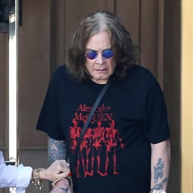 Ozzy Osbourne poslední měsíce chodil o holi.