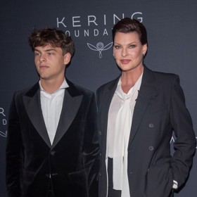 Jediný muž, kterého je ochotná si pustit do ložnice, je momentálně sedmnáctiletý syn Augustin Evangelista (viz foto).