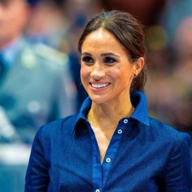 Další model ze zářijových Invictus Games, tentokrát košilové šaty od Caroliny Herrery a boty od Diora. Cena outfitu? Znovu přes 100 tisíc korun.