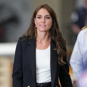 Černý kostým měla Kate na sobě také při návštěvě Royal Naval Air Station v Yeoviltonu letos v září. Tehdy ale celočerný look rozbila bílým tričkem.