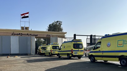 FOTO: Sanitky čekají na povolení překročit egyptskou hranici ve městě Rafáh do Pásma Gazy.