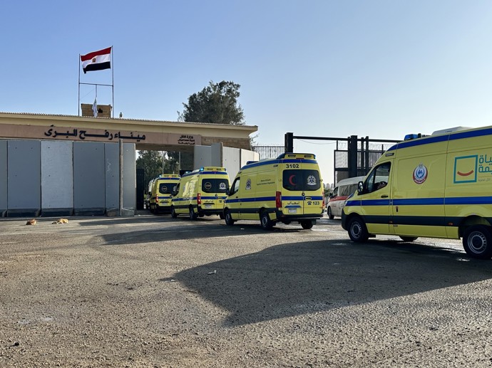 FOTO: Sanitky čekají na povolení překročit egyptskou hranici ve městě Rafáh do Pásma Gazy. – stránka 35