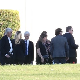 Lidé se přišli naposledy rozloučit s hercem Matthewem Perrym.