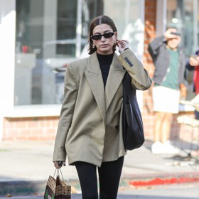 Oversize sako, must have sezony, nejen té podzimní. Hailey Bieber je doladila provokativními kaliopkami značky Khy, která patří její kamarádce Kylie Jenner. A samozřejmě nechybí ani luxusní kabelka, tentokrát maxi size YSL.