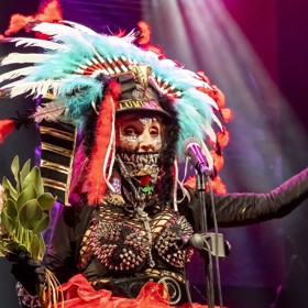 Unikátní styl tentokrát Jana Kratochvílová podtrhla indiánskou čelenkou.