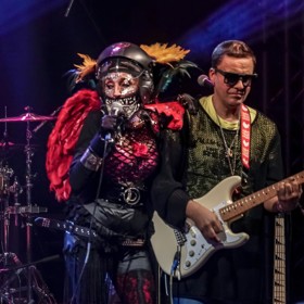 To by nebyla Jana Kratochvílová, aby během jednoho koncertu neukázala více outfitů. V Lucerně se ukázala také v této helmě s peřím a červenými křídly na ramenou.