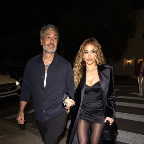 Rita Ora a její stylové pojetí celočerného outfitu okořeněného černými transparentními punčocháči.