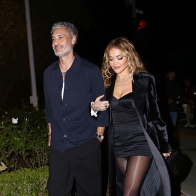 Na soukromé párty v Beverly Hills nechyběla například milovnice průhledných outfitů, zpěvačka Rita Ora, která dorazila v doprovodu manžela Taiky Waititiho.