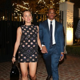 V minišatech přišla Leonarda okouzlit a popřát mu k narozeninám i šperkařka Jennifer Meyer