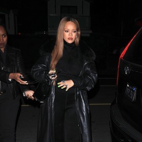 Rihanna v elegantním celočerném outfitu překvapila odklonem od své obvyklé garderoby.