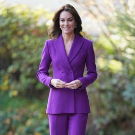 Kate Middleton je nejen mistryní stylu, ale také symbolů a náznaků. Je tedy dost pravděpodobné, že se obléká i podle toho, jak se zrovna cítí a co chce barvou svého outfitu vyjádřit. Tento purpurový kostým oblékla u příležitosti svého nedávného projevu k dětem. Purpurová symbolizuje královský status, je inspirativní a děti ji milují.