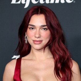 Odstín vlasů Cherry cola sluší hlavně brunetkám. 