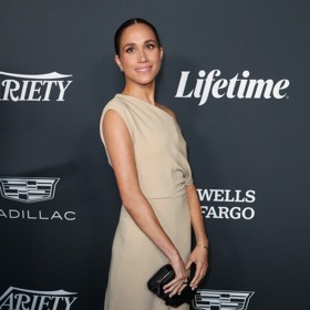 Meghan Markle se minulý týden objevila na galavečeru magazínu Variety a nebyla k vyhnání od fotostěny. I když se o to mnozí snažili, jak dokládá videozáznam. Na sobě měla béžovou róbu Proenza Schouler, v ruce psaníčko stejné značky a na nohou lodičky Aquazzura.