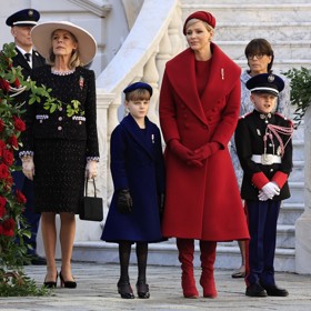 Stejný pařížský módní dům připravil také tento kněžnin karmínový outfit u stejné příležitosti. V kompletu s ním skvěle vynikly červené kozačky na jehlovém podpatku.