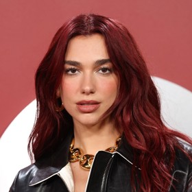 Dua Lipa má aktuálně nejvíc trendy barvu na vlasy v odstínu Cherry cola. 