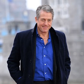 Hugh Grant slaví 65. narozeniny.