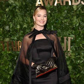 Herečka Margot Robbie v celo-černém oděvu.