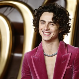 Timothée Chalamet, americko-francouzský herec, svým stylem určuje směr, kterým se udává pánský módní styl současnosti. 