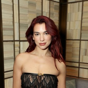 Vlasový trend odstínu Cherry cola odkazuje na devadesátky, kdy burgundské odstíny zažívaly svou největší slávu. Poslední album Dua Lipy bylo hodně inspirované tímto obdobím, tak není divu, že se pustila i do vlasové proměny. 