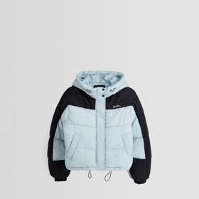 Dostupnější variantu pořídíte například u značky Bershka, za 1 299 Kč