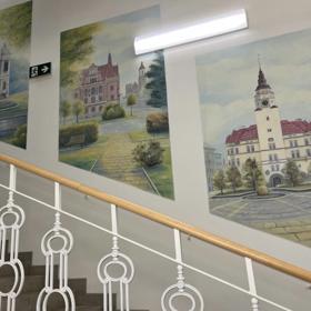 Se svým nadačním fondem a výtvarníkem Liborem Škrlíkem renovuje už 15 let chodby nemocničních oddělení. 