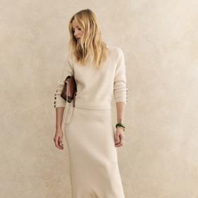 Komplet značky Sézane, sukně v přepočtu 3 250 Kč a svetřík 2 750 Kč.