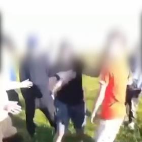 Jeden z útočníků ho však tvrdou ránou zasáhl do hlavy.