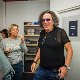 Běžně má Richard Genzer vlasy divoce zvlněné.