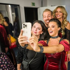 Ivana Chýlková v zákulisí StarDance na veselém selfie s Ivou Kubelkovou.