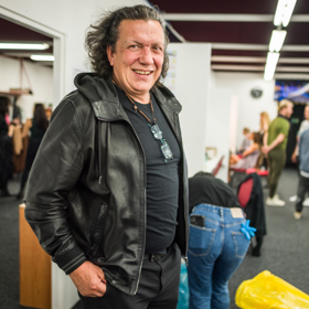 V civilu Richard Genzer rád obléká černý kožený křivák.