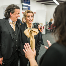 Richard Genzer je po převléknutí do obleku k nepoznání.