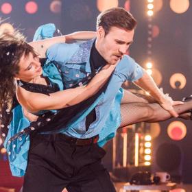 Těžká kreace skončila pádem mladé herečky, naštěstí ale už mimo hodnocení poroty. 