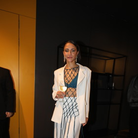 Později se Eva Burešová převlékla do bílého společenského kostýmku, který oblékla na holé tělo, a předvedla tak zelenou podprsenku.