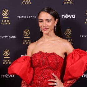 Zpěvačka Eva Burešová odhalila ramena a dekolt.