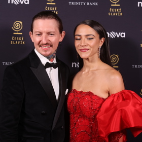 Zpěvačka Eva Burešová oblékla rudou róbu od návrhářky Zuzany Lešák Černé.