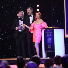 Herečka Tatiana Dyková vynesla na předávání cen Český slavík růžové koktejlky.