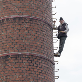Šimon vyleze na vysoký komín. Záhy se ale octne v ohrožení života...
