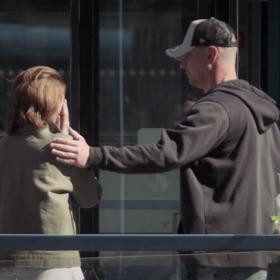 Lidé se ukrajinské ženy zastávali.