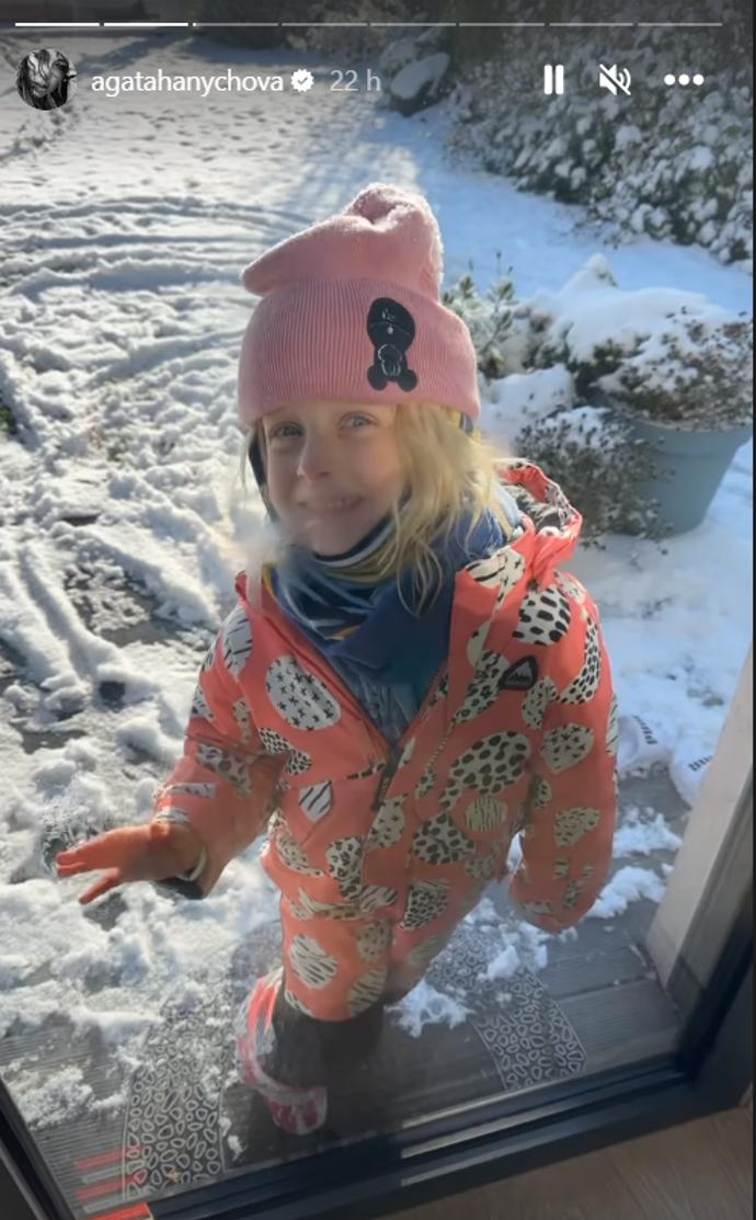 FOTO: Agáta Hanychová se chlubí svýma holčičkama. – stránka 1954